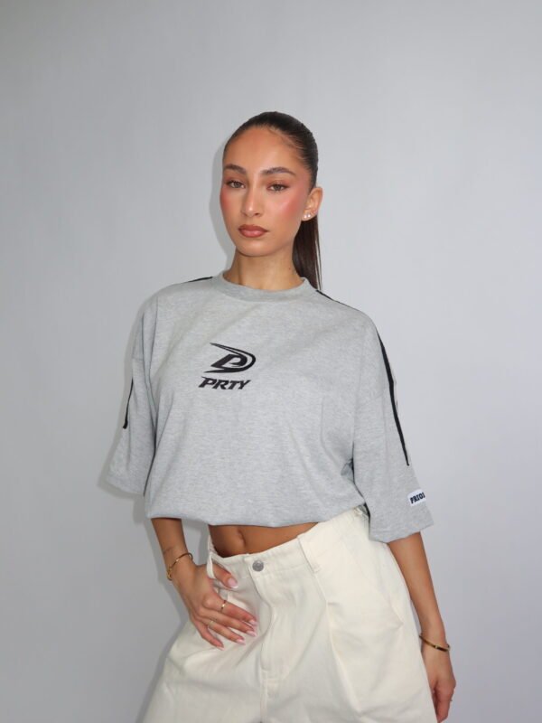 PRIORITY GESTREEPTE DETAILS TEE ‘PRTY’